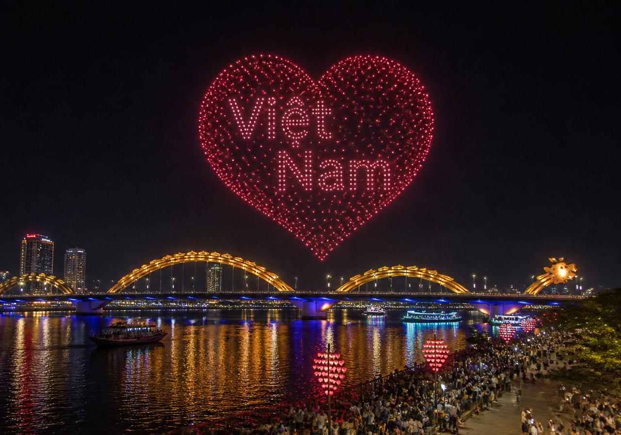 Drone show tạo hình trái tim trên mặt sông